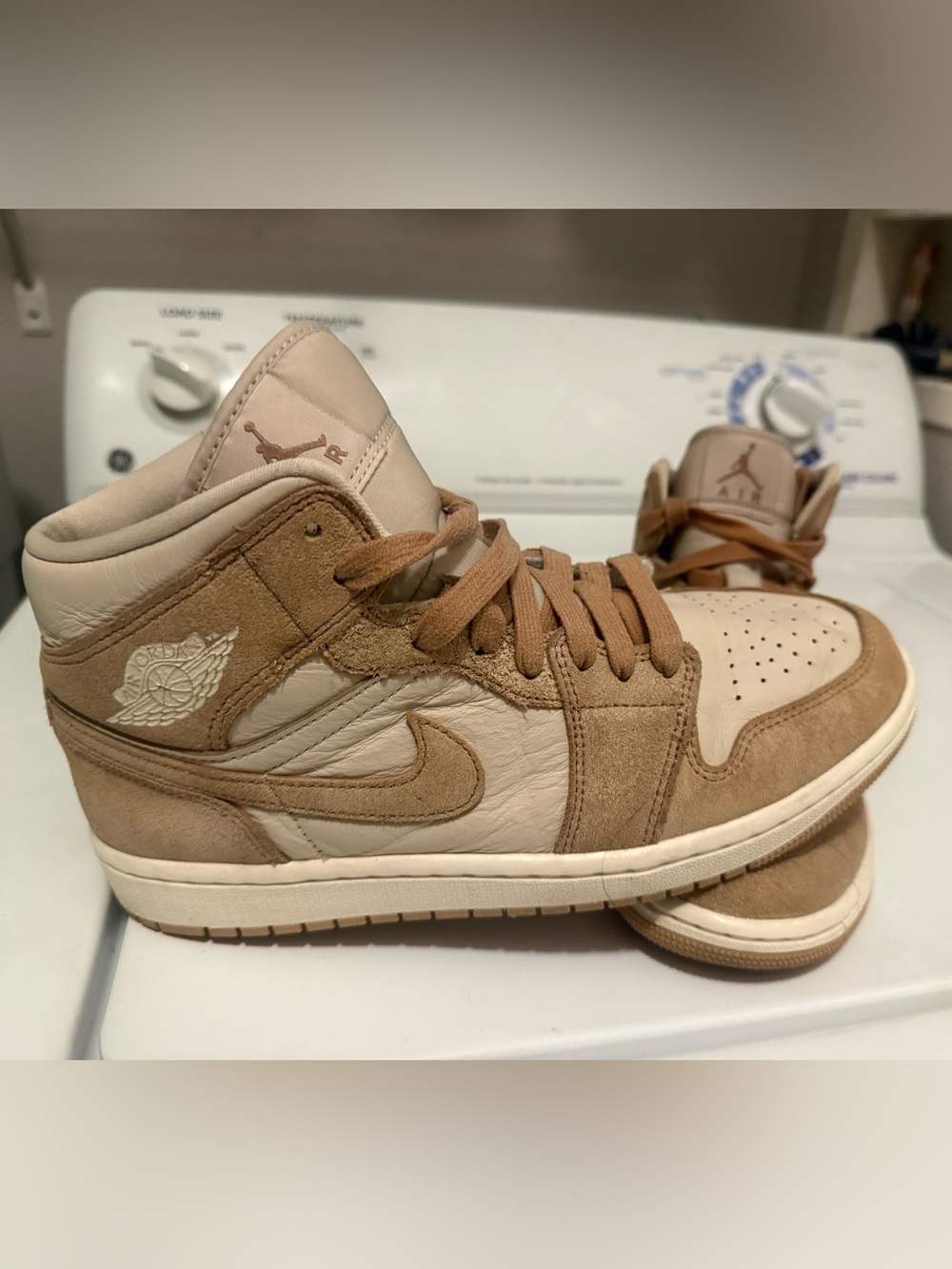 Jordan 1 Mid Men’s Sneakers - Tan & Cream